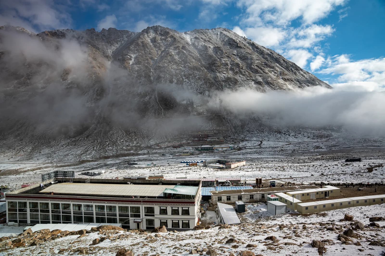 Dirapuk guesthouses under fresh snow on the morning of the second Kora day