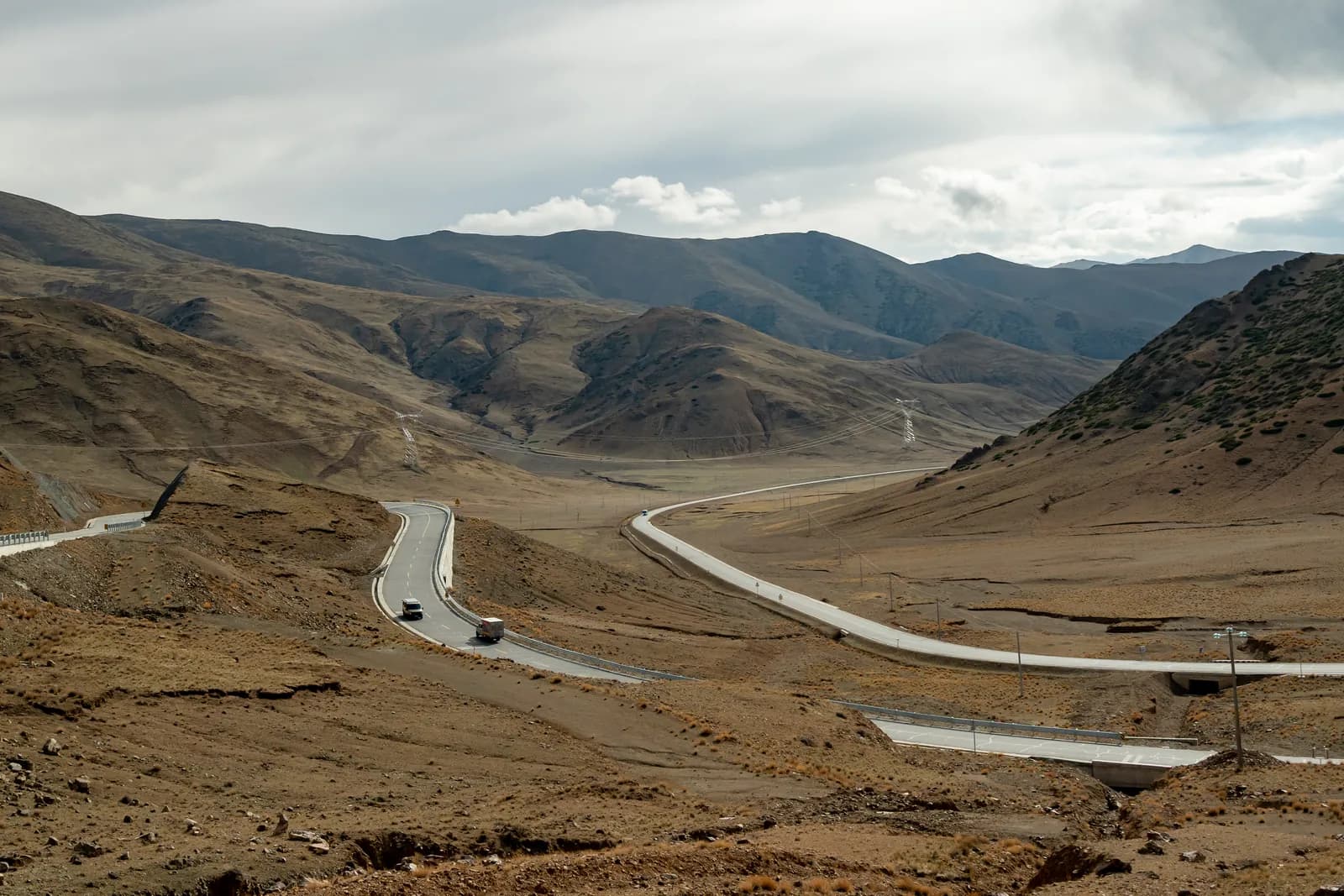 Road winding across the Tibetan plateau from Kyirong to Saga