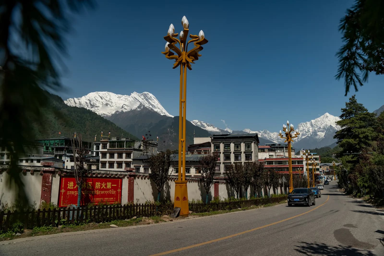Kyirong town in Tibet below snow peaks