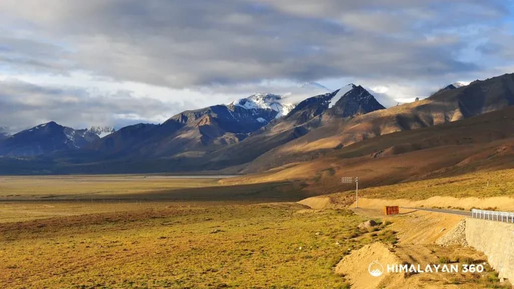 The road condition and beautiful landscape of Tibet tour