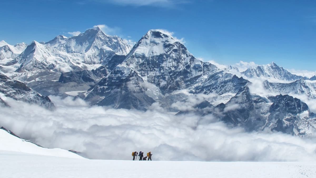 Clear view of Mt. Makalu from Makalu base camp during the best trekking season.