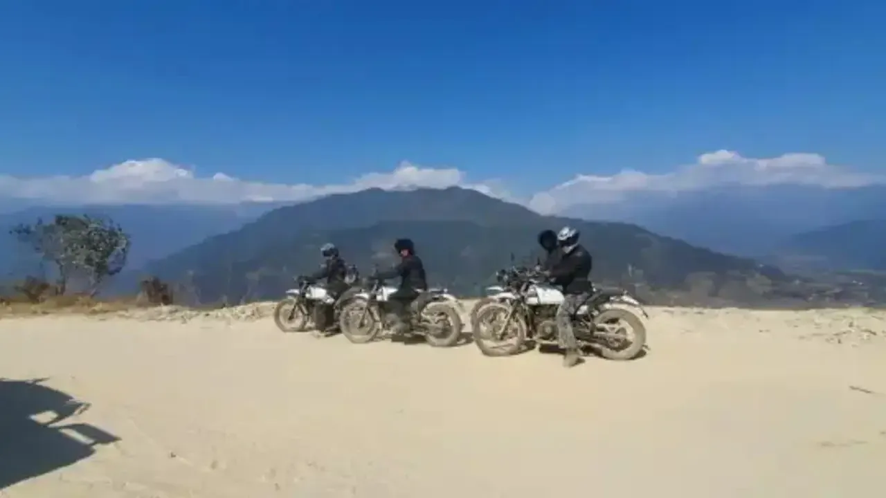 Bikers on the way to Upper Mustang during the Bike Tour